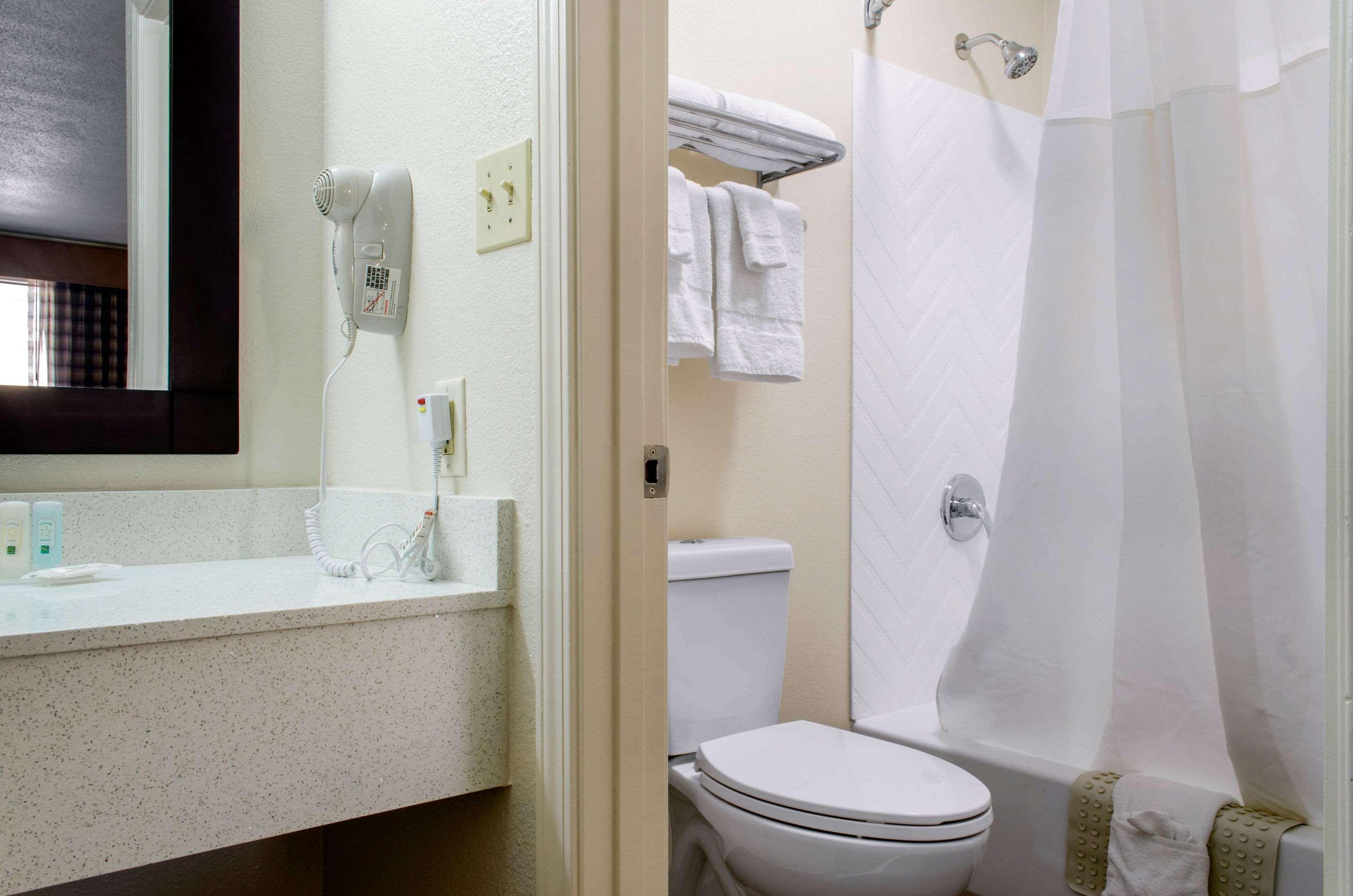 Quality Inn McComb Buitenkant foto