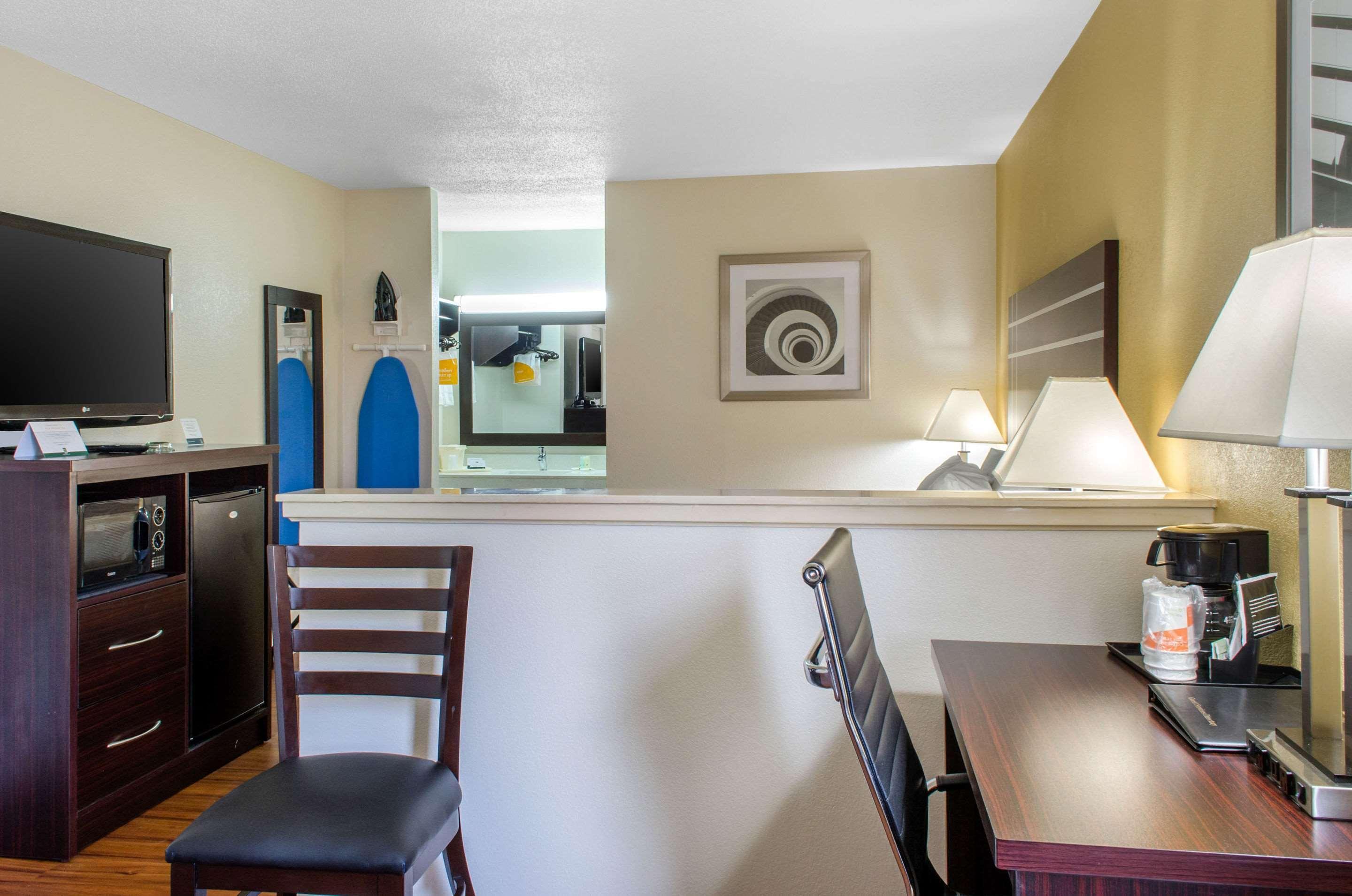 Quality Inn McComb Buitenkant foto