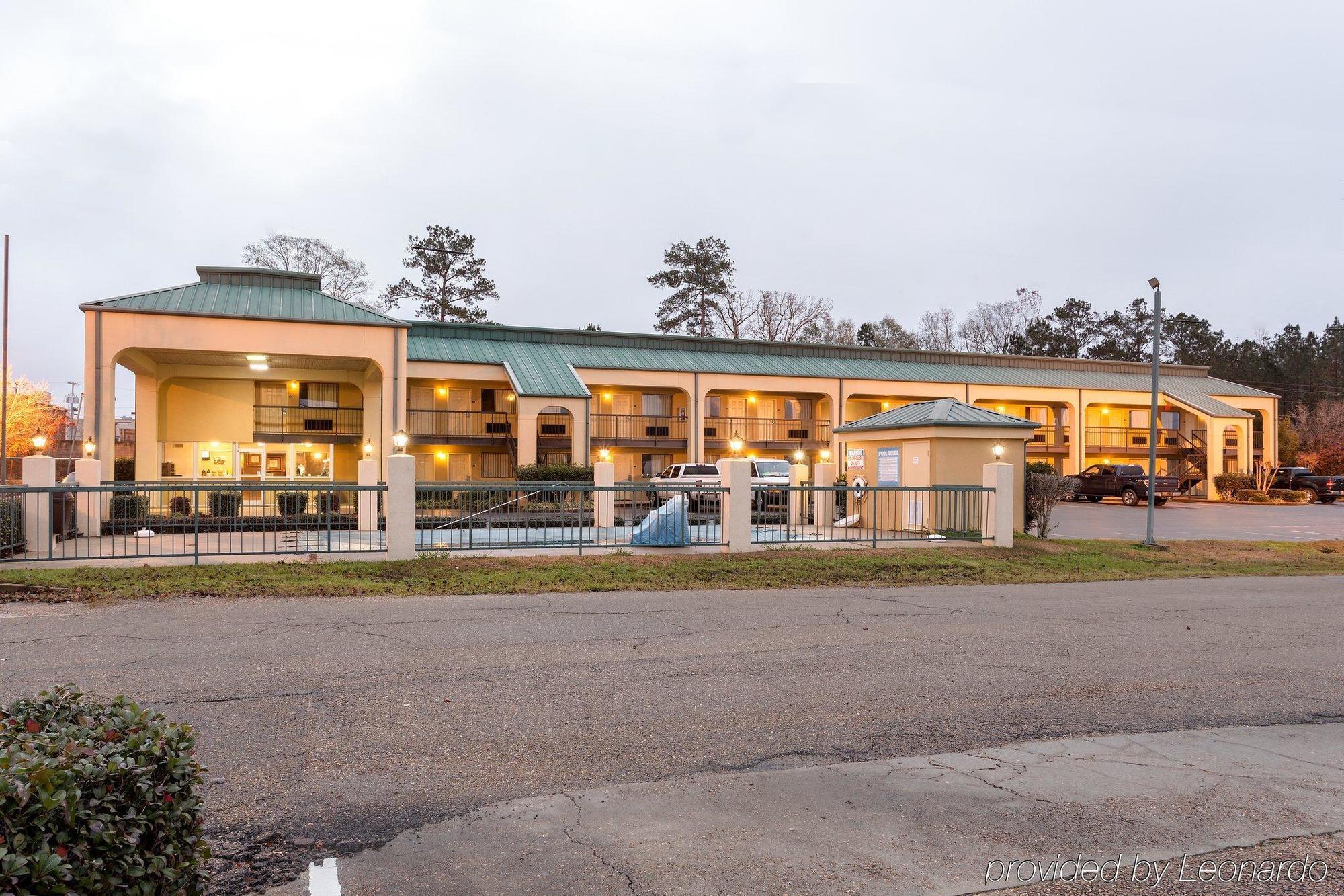 Quality Inn McComb Buitenkant foto